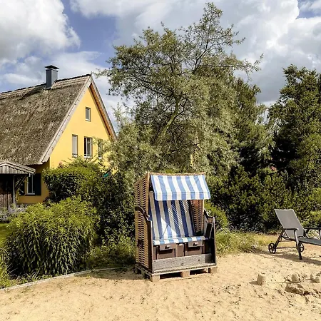Reetdachhaus Möwe Mit Schwimmteich In Krienke